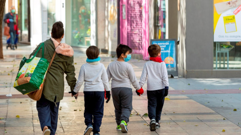 Fotografía de archivo de una madre y sus hijos tras hacer la compra en Zaragoza. EFE/ JAVIER BELVER/Archivo Fotografía de archivo de una madre y sus hijos tras hacer la compra en Zaragoza. EFE/ JAVIER BELVER/Archivo