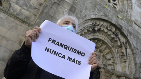 Una persona sostiene un cartel donde se puede leer "Franquismo nunca máis" durante la marcha cívica para pedir la "devolución" al patrimonio público de la Casa Cornide, en manos de la familia Franco, en A Coruña, (Galicia), a 7 de noviembre de 2020. Una persona sostiene un cartel donde se puede leer "Franquismo nunca máis" durante la marcha cívica para pedir la "devolución" al patrimonio público de la Casa Cornide, en manos de la familia Franco, en A Coruña, (Galicia), a 7 de noviembre de 2020.