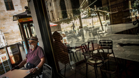 13/07/2020.- Una persona en una terraza del centro de Lleida . / EFE - Enric Fontcuberta 13/07/2020.- Una persona en una terraza del centro de Lleida . / EFE - Enric Fontcuberta