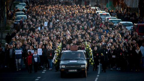 Manifestación contra el cierre de la sala de partos de Verín. Escenificación de un funeral. Foto: Brais Lorenzo. Manifestación contra el cierre de la sala de partos de Verín. Escenificación de un funeral. Foto: Brais Lorenzo.