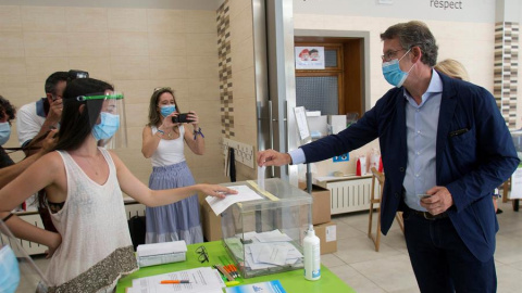 El actual presidente de la Xunta de Galicia y candidato por el Partido Popular, Alberto Núñez Feijóo, ejerce su derecho al voto en el colegio Niño Jesús de Praga, en Vigo, con motivo de las elecciones autonómicas que se celebran, este domingo, en Ga