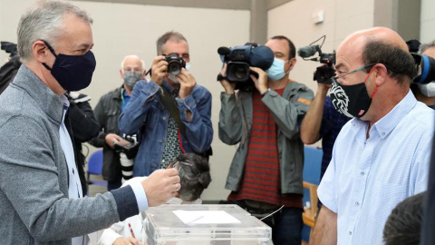 Urkullu votando / EFE / LUIS TEJIDO