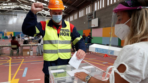 Un trabajador de ALCOA vota en un colegio electoral de Burela (Lugo), este domingo con motivo de las elecciones autonómicas. EFE/ Eliseo Trigo