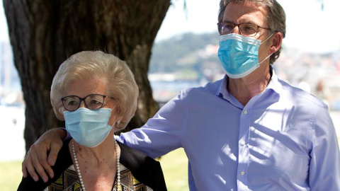 Alberto Núñez Feijoo (d), pasea con su madre, Sira Feijóo, por el Paseo Marítimo de Vigo, este sábado, día de reflexión.EFE / Salvador Sas