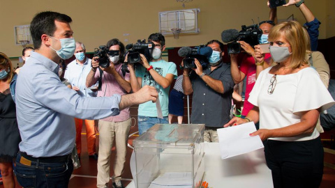 Gonzalo Caballero, ejerce su derecho al voto en Vigo. EFE/ Salvador Sas