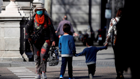 Un par de niños cruzan una calle, en Madrid. EFE/ Juan Carlos Hidalgo/Archivo Un par de niños cruzan una calle, en Madrid. EFE/ Juan Carlos Hidalgo/Archivo