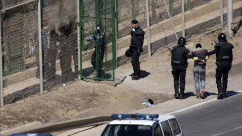 Una de las devoluciones en caliente en la valla de Melilla por las que Estrasburgo ha condenado a España, el 13 de agosto de 2014.- EFE Una de las devoluciones en caliente en la valla de Melilla por las que Estrasburgo ha condenado a España, el 13 de agosto de 2014.- EFE