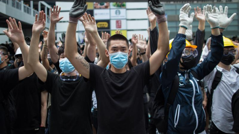 Manifestantes ocupan una calle principal durante un mitin contra las enmiendas a un proyecto de ley de extradición cerca del Consejo Legislativo en Hong Kong, China, el 12 de junio de 2019. EFE / Jerome Favre