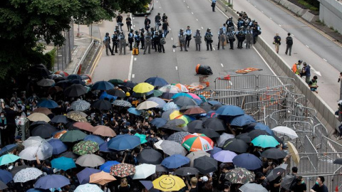 Manifestantes ocupan una calle principal durante un mitin contra las enmiendas a un proyecto de ley de extradición cerca del Consejo Legislativo en Hong Kong, China, el 12 de junio de 2019. EFE / Jerome Favre