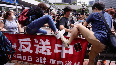 Manifestantes ocupan una calle principal durante un mitin contra las enmiendas a un proyecto de ley de extradición cerca del Consejo Legislativo en Hong Kong. Liau Chung-Ren/ZUMA/EP