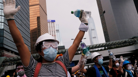 Gesto de manifestantes durante una manifestación contra un proyecto de ley de extradición en Hong Kong. Reuters