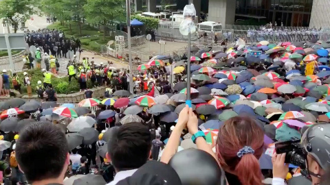 Los manifestantes que sostienen paraguas participan en una manifestación contra un proyecto de ley de extradición en Hong Kong. Reuters