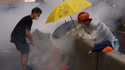 Los manifestantes reaccionan a un gas lacrimógeno durante una manifestación contra un proyecto de ley de extradición en Hong Kong. Reuters