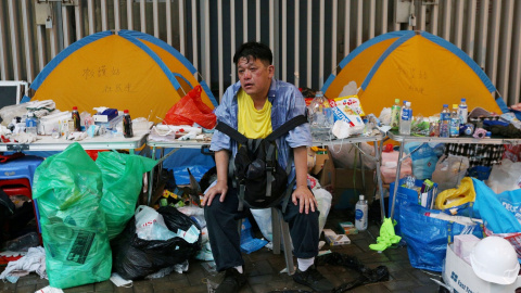 Un manifestante descansa durante una manifestación contra un proyecto de ley de extradición en Hong Kong. Reuters