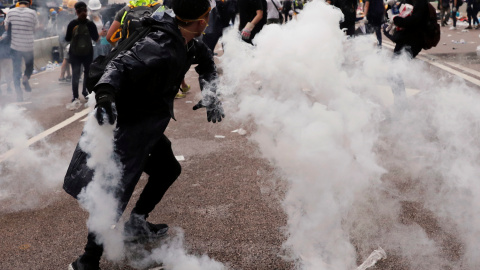 Un manifestante lanza un bote de gas lacrimógeno durante una manifestación contra un proyecto de ley de extradición en Hong Kong. Reuters