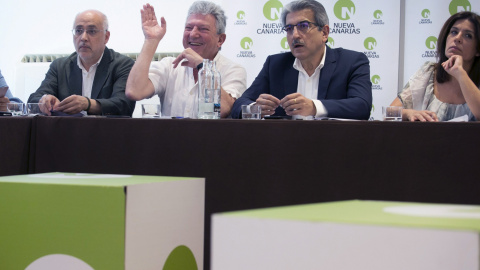 El presidente de Nueva Canarias (NC), Román Rodríguez (2-d), junto a Antonio Morales, Pedro Quevedo y Carmen Hernández (i-d), durante la rueda de prensa tras la Ejecutiva Nacional de la formación nacionalista. EFE/Quique Curbelo El presidente de Nueva Canarias (NC), Román Rodríguez (2-d), junto a Antonio Morales, Pedro Quevedo y Carmen Hernández (i-d), durante la rueda de prensa tras la Ejecutiva Nacional de la formación nacionalista. EFE/Quique Curbelo