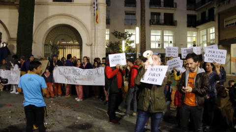 Veïns de Badalona protesten a l'exterior de l'Ajuntament contra la pretensió del fons Lazora d'incrementar-los el lloguer. Veïns de Badalona protesten a l'exterior de l'Ajuntament contra la pretensió del fons Lazora d'incrementar-los el lloguer.