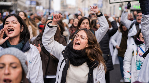 Primer día de la huelga de facultativos de hospitales con una marcha junto a médicos y pediatras de Primaria Varios sanitarios participan en una manifestación de facultativos hospitalarios en su primera jornada de huelga, en la Gran Vía, a 1 de marzo de 2023, en Madrid (España). Los facultativos de hospitales del Servicio Madrileño de Salud (Sermas) han inic