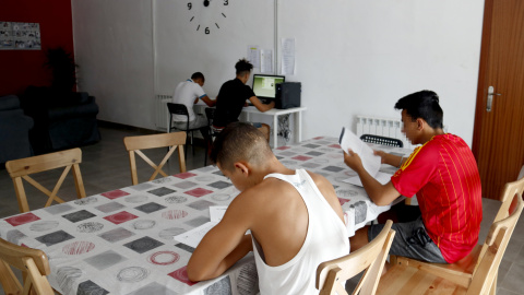 Un grup de joves, en un pis tutelat. ACN Un grup de joves, en un pis tutelat. ACN