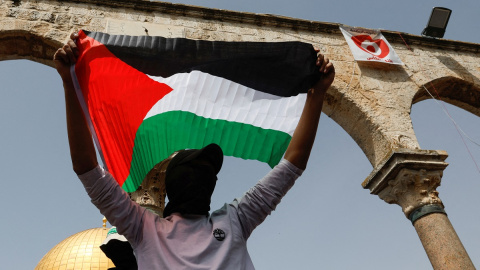 Un manifestante porta una bandera de Palestina en la mezquita de Al Aqsa.— REUTERS/Ammar Awad Un manifestante porta una bandera de Palestina en la mezquita de Al Aqsa.— REUTERS/Ammar Awad