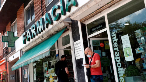 Un hombre sale de una farmacia de Madrid, en una imagen de archivo. EFE/ Mariscal Un hombre sale de una farmacia de Madrid, en una imagen de archivo. EFE/ Mariscal