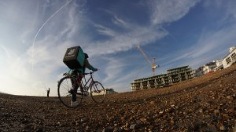 UGT denuncia a Deliveroo, Glovo Uber Eats y Stuart por "relación laboral encubierta" UGT denuncia a Deliveroo, Glovo Uber Eats y Stuart por "relación laboral encubierta"