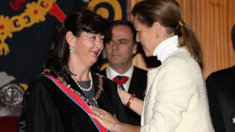 La magistrada Concepción Espejel con la entonces presidenta de Castilla-La Mancha, María Dolores de Cospedal, el día que le impuso la Gran Cruz de la Orden de San Raimundo de Peñafort, en junio de 2015. EFE La magistrada Concepción Espejel con la entonces presidenta de Castilla-La Mancha, María Dolores de Cospedal, el día que le impuso la Gran Cruz de la Orden de San Raimundo de Peñafort, en junio de 2015. EFE