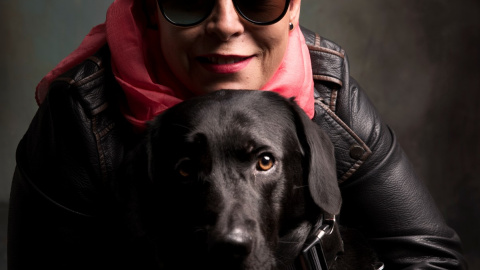 Conchi y su perra guía, Xalina. / FOTO: LAURA LEÓN. Conchi y su perra guía, Xalina. / FOTO: LAURA LEÓN.