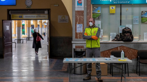 GRAFAND7350. SEVILLA, 13/04/2020.- Un trabajador del 112 repartiendo mascarillas a los viajeros que a primera hora de la mañana utilizaban los autobuses interurbanos de Sevilla para su traslado a los puestos de trabajo. El reparto de 1,87 millones de mas GRAFAND7350. SEVILLA, 13/04/2020.- Un trabajador del 112 repartiendo mascarillas a los viajeros que a primera hora de la mañana utilizaban los autobuses interurbanos de Sevilla para su traslado a los puestos de trabajo. El reparto de 1,87 millones de mas