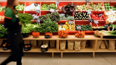 Tienda de frutas y hortalizas. EFE/Juan Carlos Cárdenas