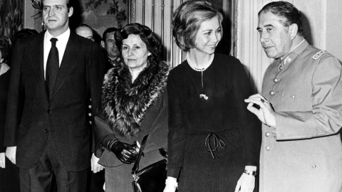 Foto de noviembre de 1975 de los reyes Juan Carlos y Sofía con el general Augusto Pinochet y su esposa Lucia, en la visita que el dictador chileno hizo a España para acudir al entierro de Francisco Franco. AFP Foto de noviembre de 1975 de los reyes Juan Carlos y Sofía con el general Augusto Pinochet y su esposa Lucia, en la visita que el dictador chileno hizo a España para acudir al entierro de Francisco Franco. AFP