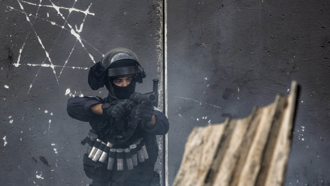 12 de octubre de 2022, Israel, Jerusalén: Un soldado israelí apunta su arma durante los enfrentamientos con jóvenes palestinos en el campo de refugiados de Shuafat.- DPA 12 de octubre de 2022, Israel, Jerusalén: Un soldado israelí apunta su arma durante los enfrentamientos con jóvenes palestinos en el campo de refugiados de Shuafat.- DPA