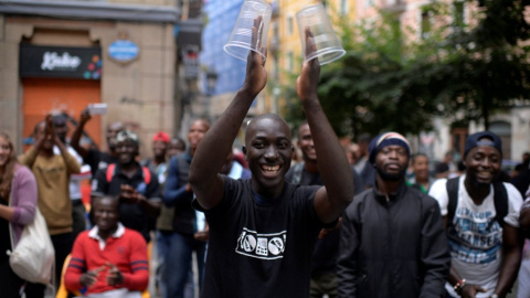 Migrantes africanos recién llegados a España bailan durante una fiesta de bienvenida organizada por grupos vecinales. Bilbao, España, el 28 de julio de 2018. Foto: Vincent West / Reuters Migrantes africanos recién llegados a España bailan durante una fiesta de bienvenida organizada por grupos vecinales. Bilbao, España, el 28 de julio de 2018. Foto: Vincent West / Reuters