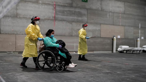 Una de las primeras pacientes llegando al recinto de Ifema habilitado como hospital por módulos | EFE Una de las primeras pacientes llegando al recinto de Ifema habilitado como hospital por módulos | EFE