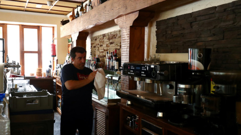 Un hostelero prepara su bar en Guadalajara para la reapertura el próximo lunes. | Reuters. Sergio Pérez Un hostelero prepara su bar en Guadalajara para la reapertura el próximo lunes. | Reuters. Sergio Pérez