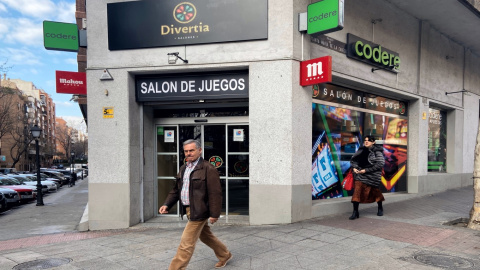 Pie de Foto: Dos personas pasan junto a un salón de juegos de Madrid el mismo día en el que se ha anunciado que el control físico de acceso a casas de apuestas será obligatorio en los 678 locales de la Comunidad de Madrid, en Madrid (España) a 18 de Pie de Foto: Dos personas pasan junto a un salón de juegos de Madrid el mismo día en el que se ha anunciado que el control físico de acceso a casas de apuestas será obligatorio en los 678 locales de la Comunidad de Madrid, en Madrid (España) a 18 de