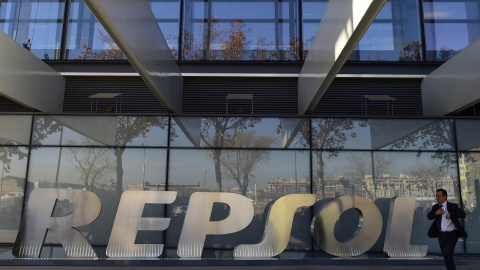 El logo de la petrolera Repsol, en el exterior de su sed en Madrid. AFP/PIERRE-PHILIPPE MARCOU El logo de la petrolera Repsol, en el exterior de su sed en Madrid. AFP/PIERRE-PHILIPPE MARCOU