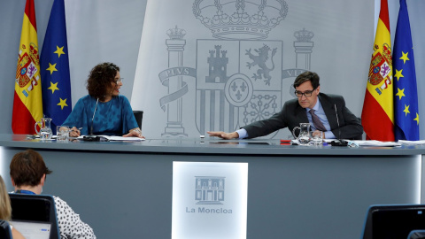 El ministro de Sanidad, Salvador Illa (d) y la ministra de Hacienda y portavoz del Gobierno, María Jesús Montero. - EFE El ministro de Sanidad, Salvador Illa (d) y la ministra de Hacienda y portavoz del Gobierno, María Jesús Montero. - EFE