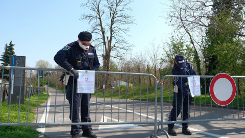 Bloqueo policial por en Cologno (Milan), uno de los mayores focos de coronavirus en Italia. EFE/SERGIO PONTORIERI Bloqueo policial por en Cologno (Milan), uno de los mayores focos de coronavirus en Italia. EFE/SERGIO PONTORIERI