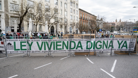 Una pancarta en la que se lee 'Ley vivienda digna ya!', durante una concentración, frente al Congreso de los Diputados, a 24 de enero de 2023, en Madrid (España). - Europa Press Una pancarta en la que se lee: 'Ley vivienda digna ya!', durante una concentración, frente al Congreso de los Diputados, a 24 de enero de 2023, en Madrid (España). - Europa Press