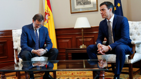 El líder socialista Pedro Sánchez, en una de sus últimas reuniones con el presidente del Gobierno en funciones, Mariano Rajoy, antes de la fallida inestidura del candidato del PP. REUTERS/Andrea Comas El líder socialista Pedro Sánchez, en una de sus últimas reuniones con el presidente del Gobierno en funciones, Mariano Rajoy, antes de la fallida inestidura del candidato del PP. REUTERS/Andrea Comas