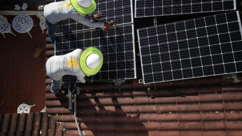 Dos operarios colocan paneles solares en el tejado de una vivienda. Foto: Joe Raedle / AFP Dos operarios colocan paneles solares en el tejado de una vivienda. Foto: Joe Raedle / AFP