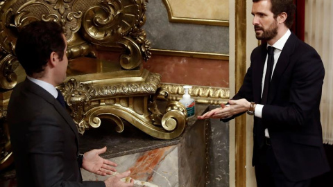 El líder del PP, Pablo Casado (d), y el secretario general del PP, Teodoro García Egea, desinfectan sus manos durante un pleno en el Congreso. - EFE El líder del PP, Pablo Casado (d), y el secretario general del PP, Teodoro García Egea, desinfectan sus manos durante un pleno en el Congreso. - EFE