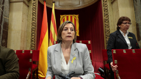 La presidenta del Parlament, Carmen Forcadell, antes del comienzo del pleno de la cámara autonómica del pasado 27 de octubre en la que se aprobó la declaración unilateral de independencia. REUTERS/Albert Gea La presidenta del Parlament, Carmen Forcadell, antes del comienzo del pleno de la cámara autonómica del pasado 27 de octubre en la que se aprobó la declaración unilateral de independencia. REUTERS/Albert Gea