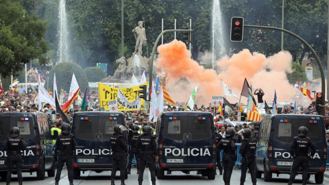 Efectivos de la Policia Nacional en la Carrera de San Jerónimo en la confluencia con la fuente de Neptuno donde hoy se han manifestado los taxistas madrileños que mantienen hoy una huelga de doce horas,que al igual que en el resto de Espapa, se moviliza Efectivos de la Policia Nacional en la Carrera de San Jerónimo en la confluencia con la fuente de Neptuno donde hoy se han manifestado los taxistas madrileños que mantienen hoy una huelga de doce horas,que al igual que en el resto de Espapa, se moviliza