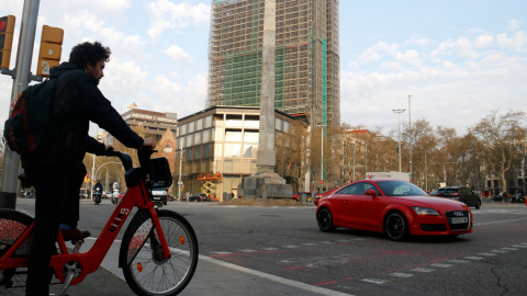 Un home espera creuar en bicicleta el pas de vianants, a tocar de la plaça Cinc d'Oros de Barcelona. ACN/Blanca Blay Un home espera creuar en bicicleta el pas de vianants, a tocar de la plaça Cinc d'Oros de Barcelona. ACN/Blanca Blay