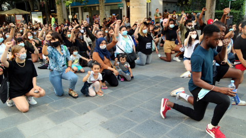 Moment en què els manifestants de Manresa han homenatjat George Floyd. ACN / GEORGINA ESCOLÀ