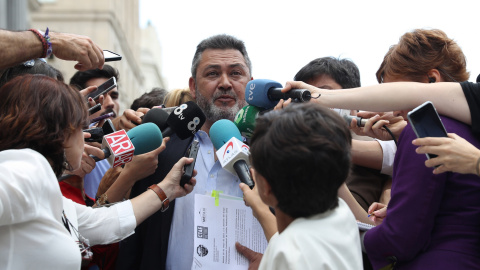 Julio Sanz,presidente de la Federación Profesional del Taxi, contesta a las preguntas de los periodistas tras el encuentro con el líder de Podemos, Pablo Iglesias, a la entrada del Congreso en una jornada en la que los taxistas madrileños mantienen una