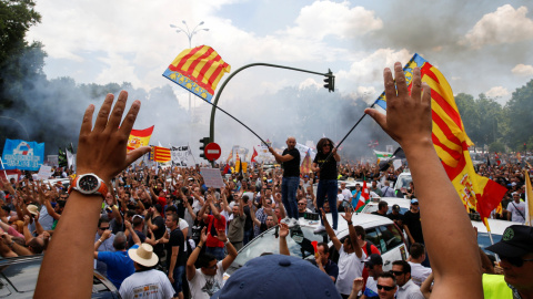 Taxi drivers gather near parliament during a protest against Uber and Cabify, which they say engage in unfair competition, in Madrid, Spain, May 30, 2017 REUTERS/Paul Hanna