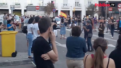 Aplausos y música contra las cacerolas y las banderas